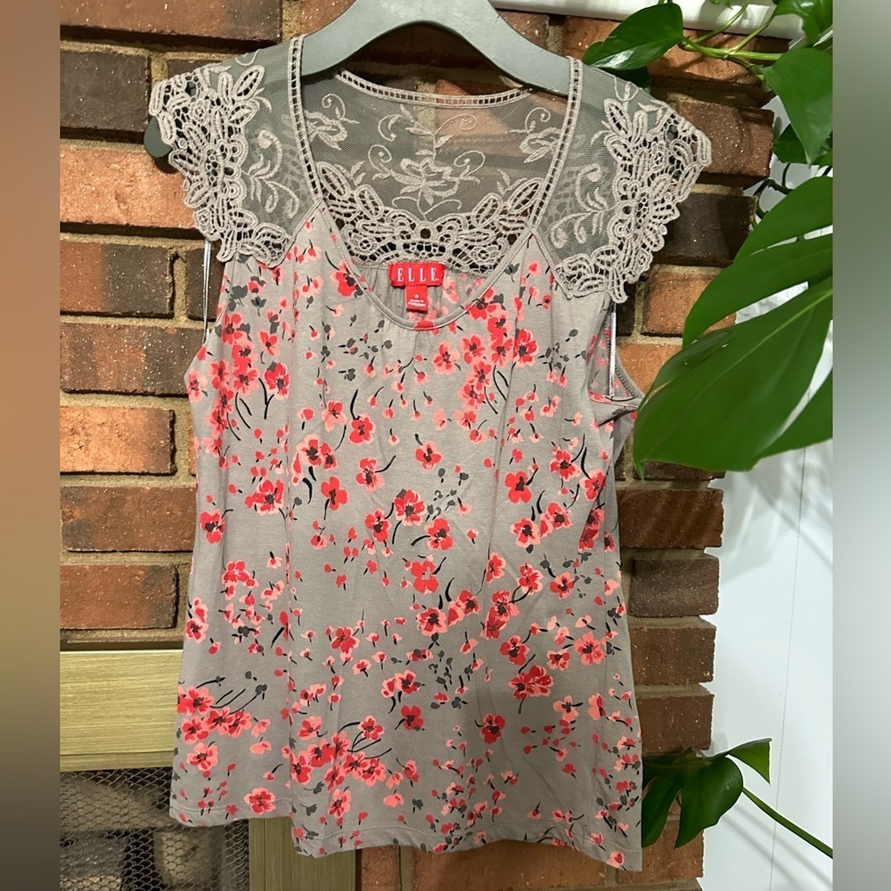 🛍️ Elle Lace trimmed top. Excellent condition.